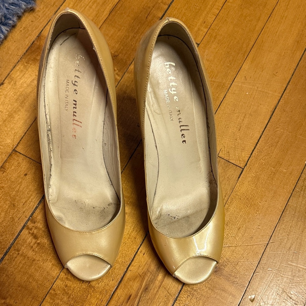 Bettye Muller Elegant Gold Peep Toe Heels